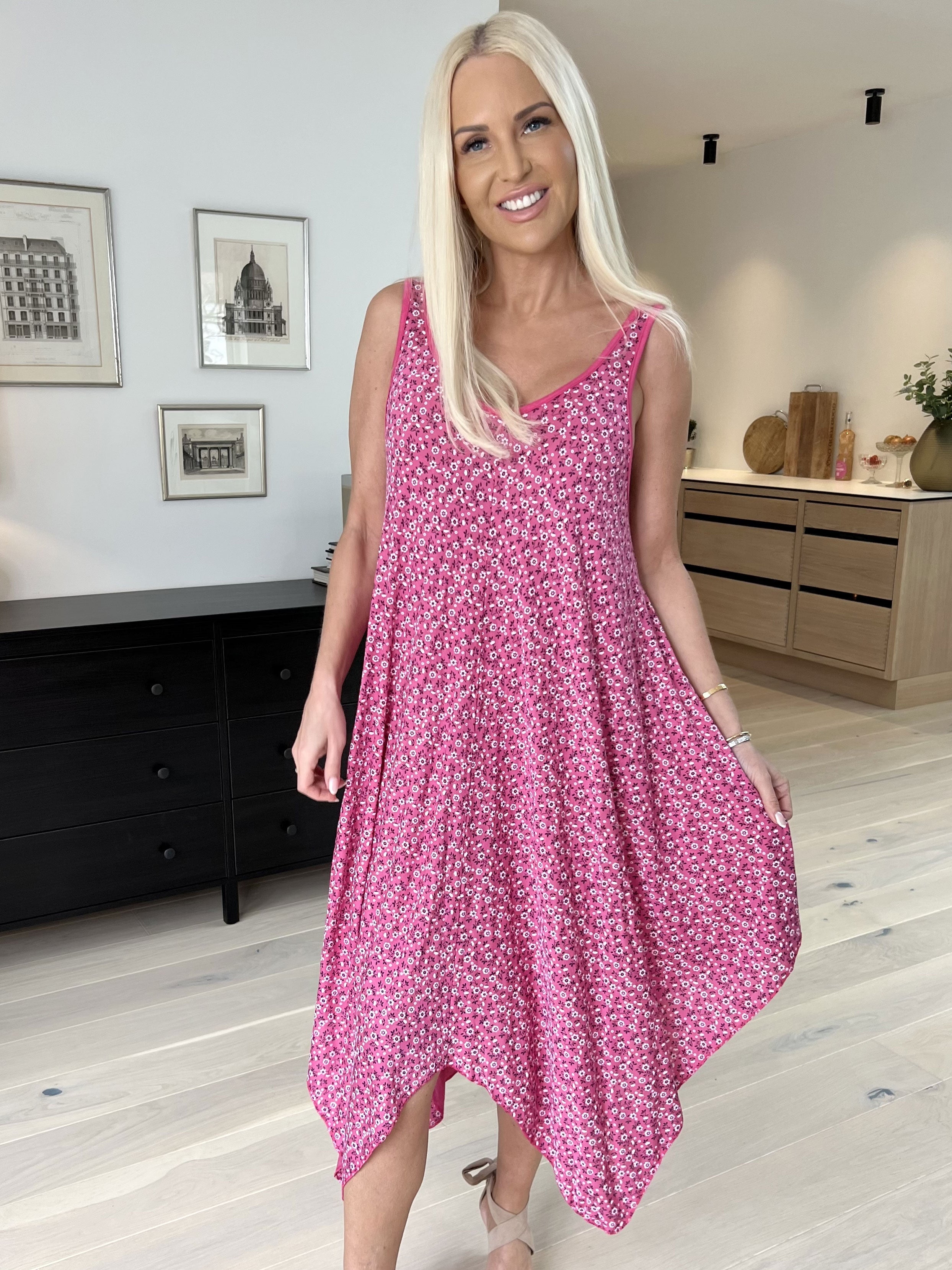 Veronica Small Flower - Sommarklänning med blommigt tryck och breda axelband